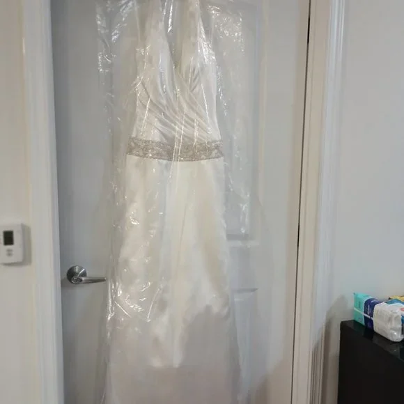 Gorgeous beautiful shape used Galina Signature Wedding gown Ivory, halter Size 6 - Picture 9 of 11